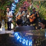 Suasana malam di The Garden dengan nuansa hangat dan pertunjukan musik.