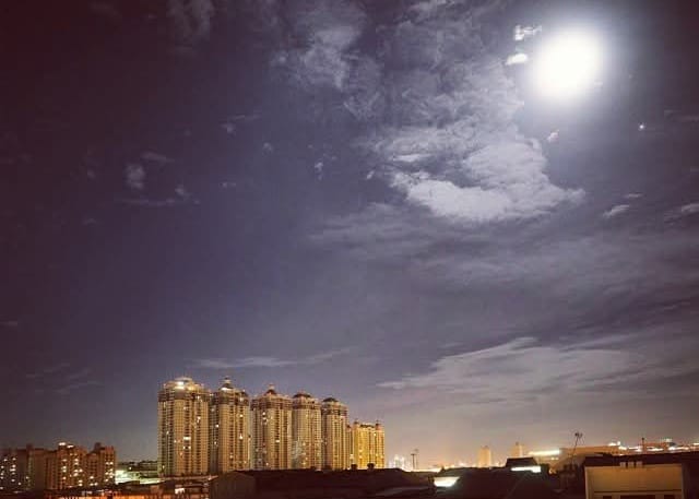 Spot kecil di bagian atas kantor dengan pemandangan gedung-gedung Kelapa Gading.