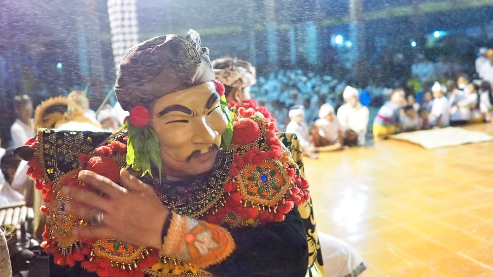 Seseorang mengenakan topeng, melambangkan ekspresi diri yang tersembunyi.