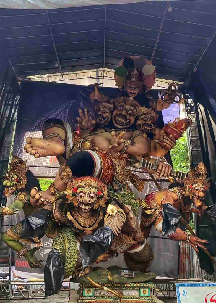 Ogoh-ogoh berdiri megah sebagai representasi budaya Bali di tengah modernitas.