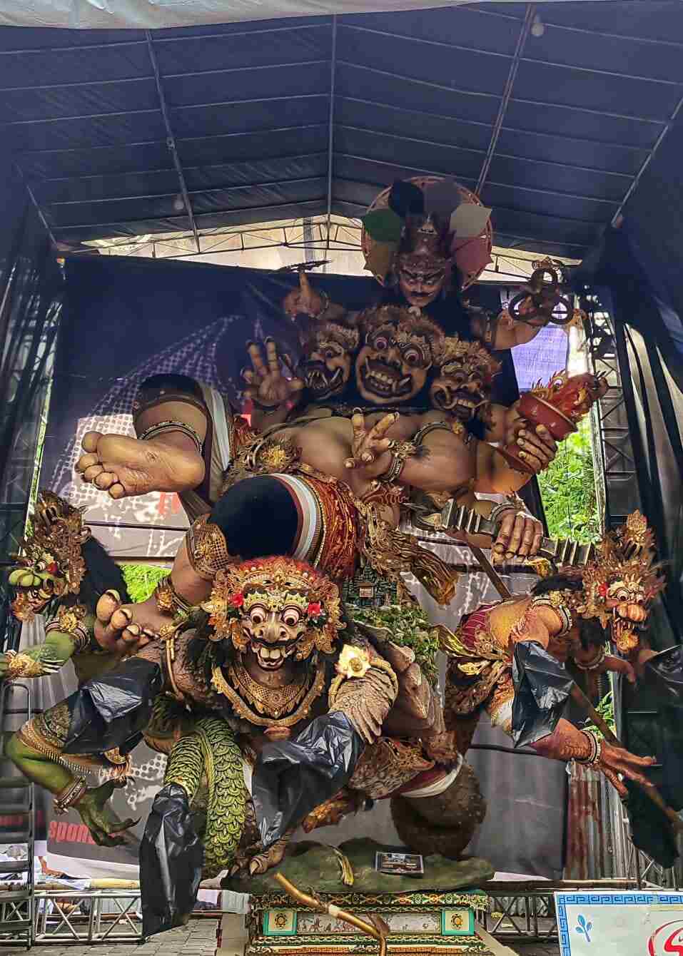 Ogoh-ogoh berdiri megah sebagai representasi budaya Bali di tengah modernitas.