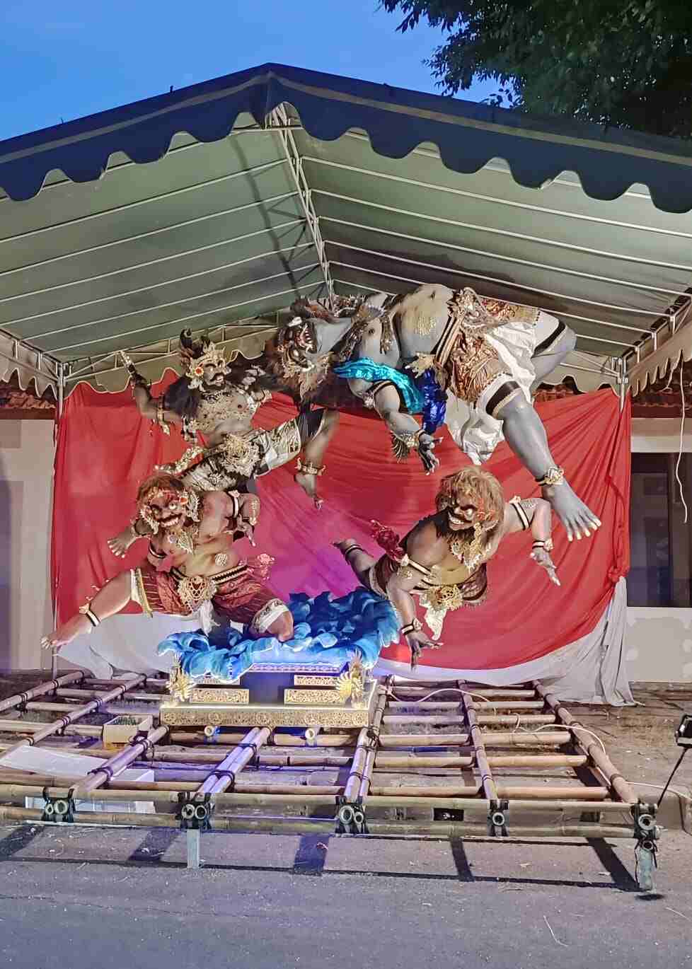 Pertunjukan ogoh-ogoh dalam festival budaya di kawasan GWK.