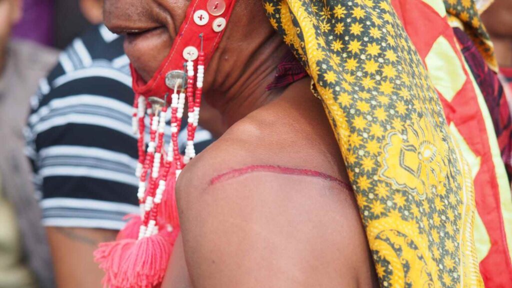 Garis merah mencolok dalam komposisi visual sebagai simbol penanda perjalanan.