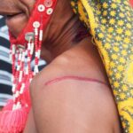 Garis merah mencolok dalam komposisi visual sebagai simbol penanda perjalanan.