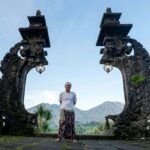 Ilustrasi seseorang berhenti di tengah perjalanan dengan suasana tenang.