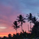 Langit senja dengan warna hangat yang perlahan meredup.
