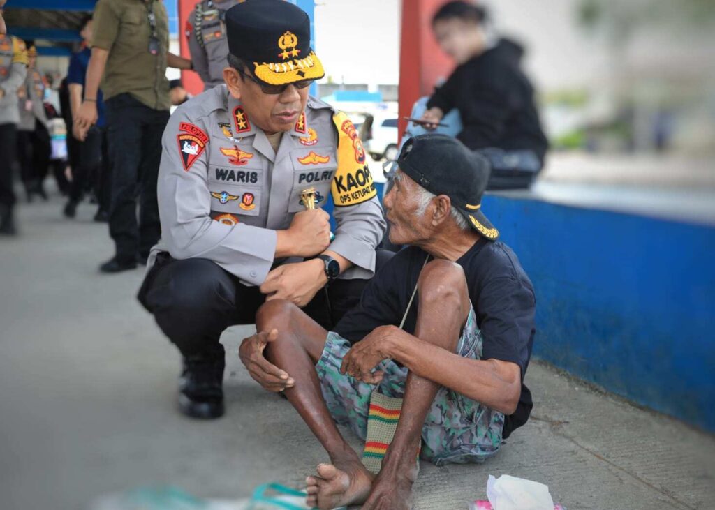 Sosok pemimpin dalam momen interaksi dengan orang lain.