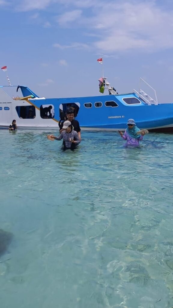 Pemandangan laut dan langit Karimunjawa yang tenang dan harmonis.