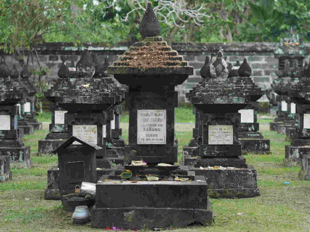 Suasana hening yang melambangkan perenungan tentang kehidupan dan kematian.