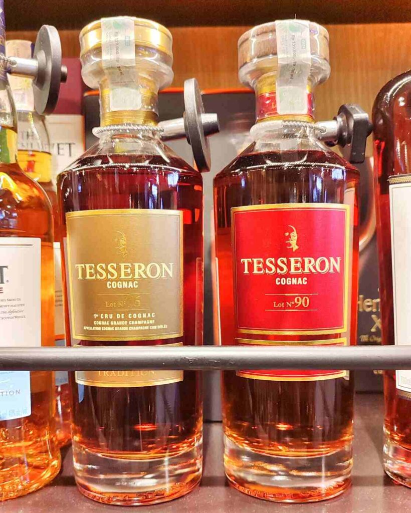 Botol dengan segel utuh yang melambangkan keaslian dan nilai yang terjaga.
