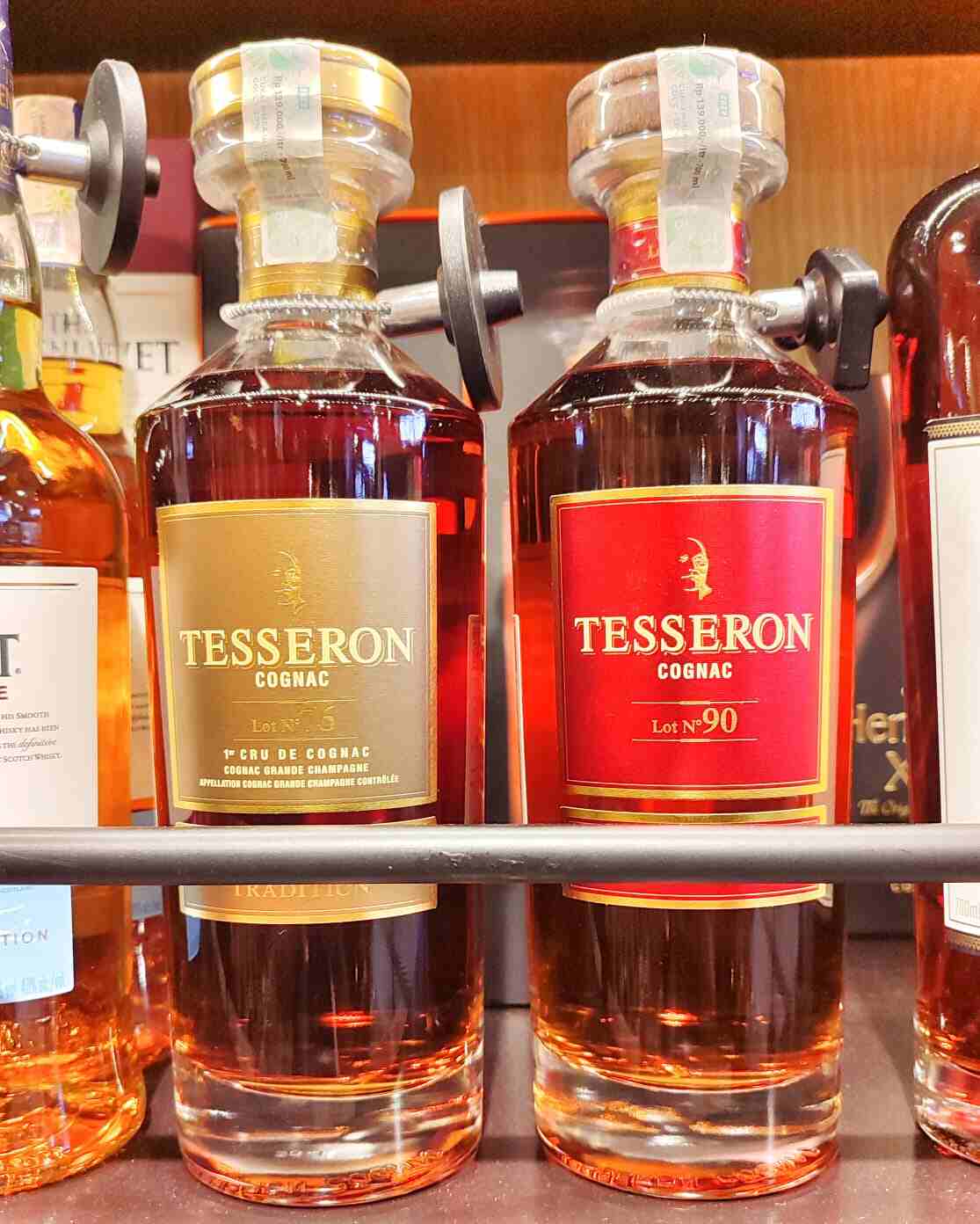Botol dengan segel utuh yang melambangkan keaslian dan nilai yang terjaga.