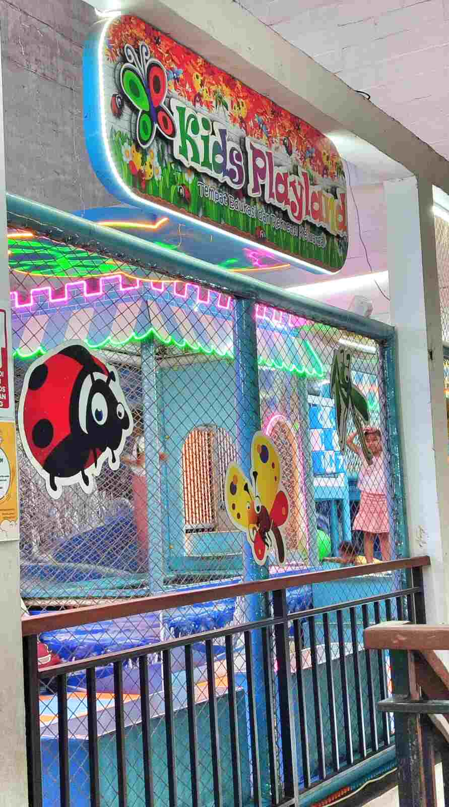 Area bermain anak di Kids Playland dengan berbagai wahana permainan.