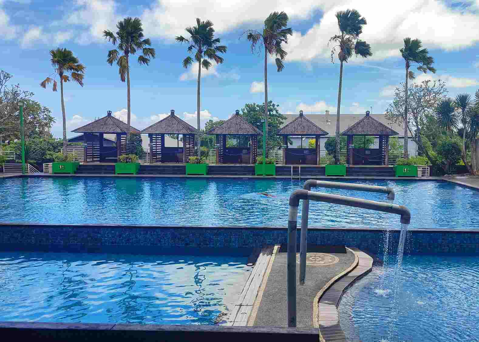 Kolam renang di Klub Jimbaran yang digunakan warga untuk olahraga dan rekreasi.