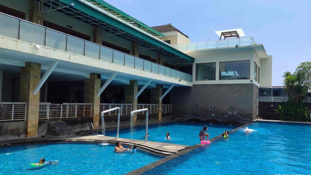 Kolam renang di Bali Jimbaran Club digunakan keluarga untuk bersantai.