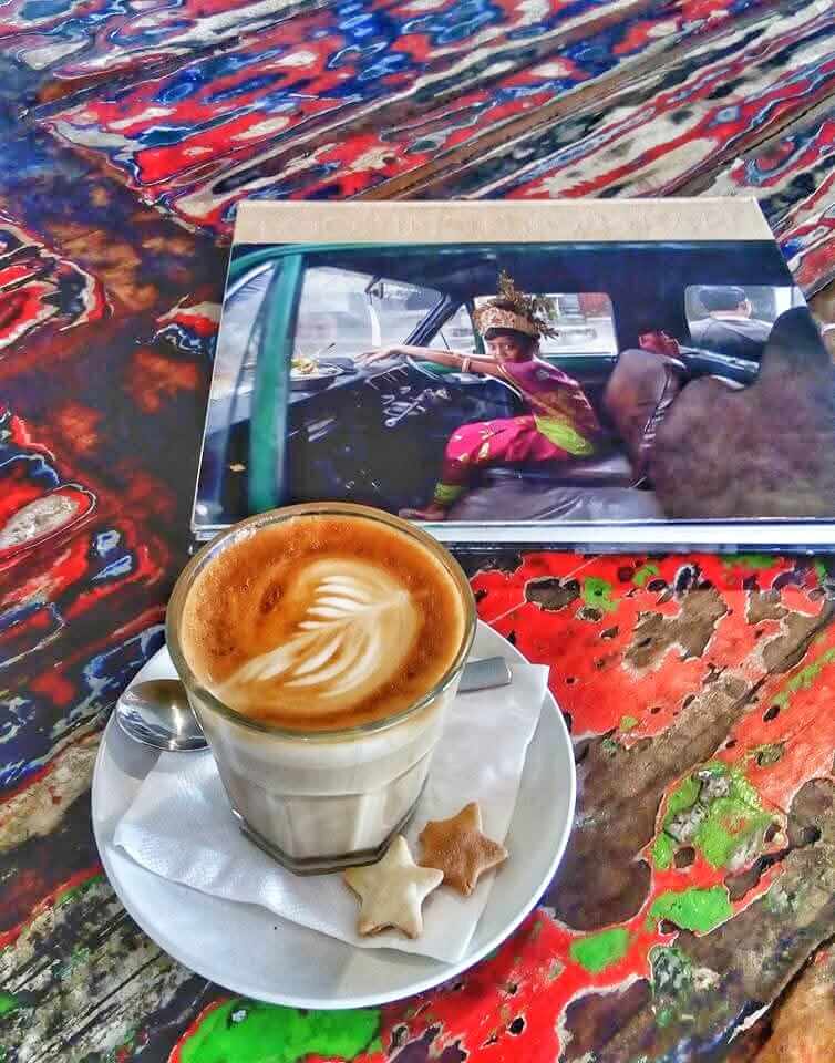 Secangkir kopi tersaji tenang, menghadirkan suasana hening dan reflektif.