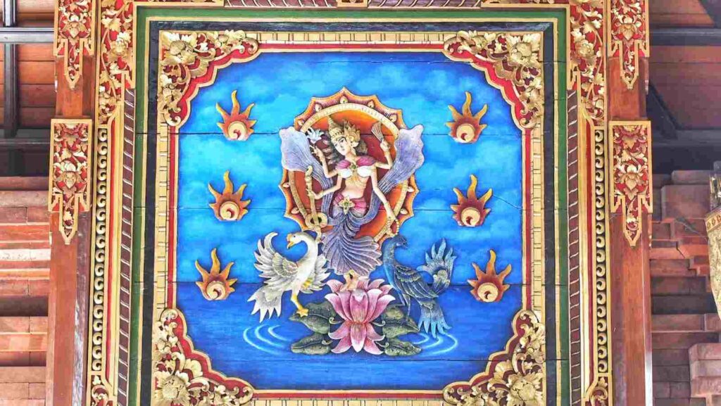 Ukiran tradisional di dinding yang merefleksikan kesabaran dan ketekunan.