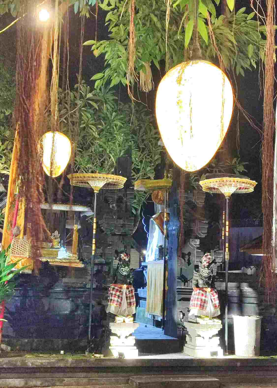Gerbang pura di Bali, menunjukkan suasana hening dan aktivitas spiritual masyarakat.