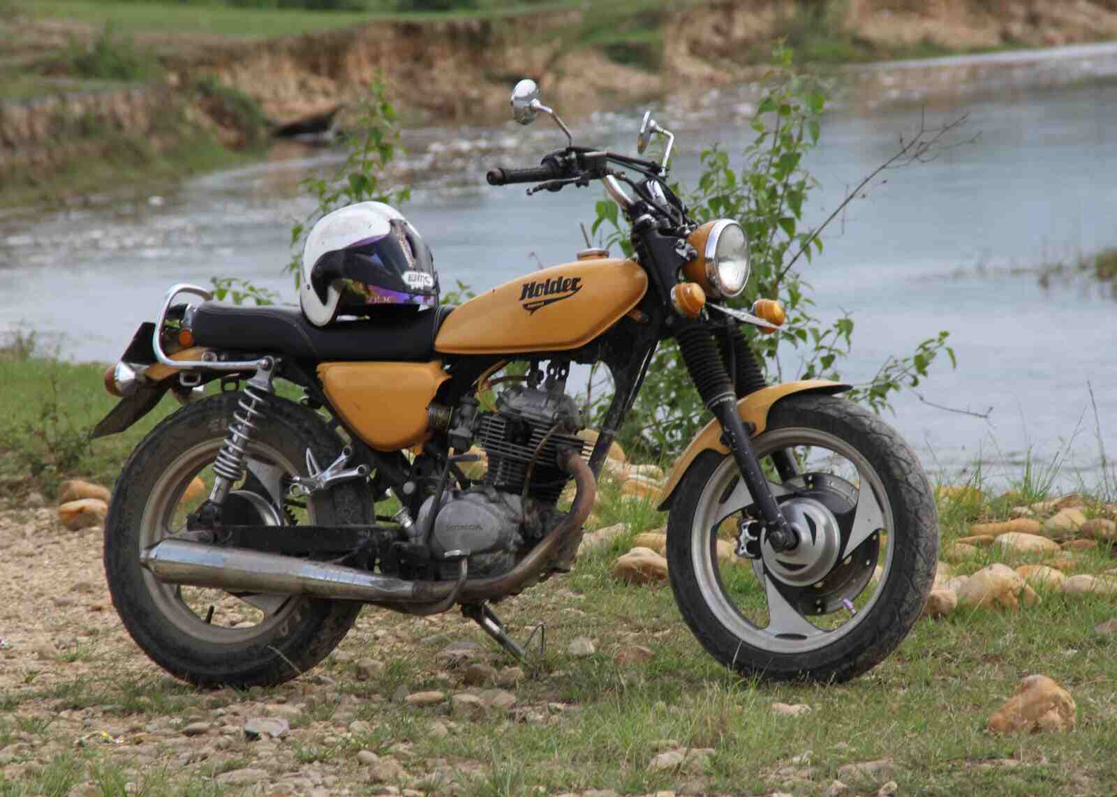 Seseorang berhenti di tepi jalan atau ruang terbuka, merenung sejenak.