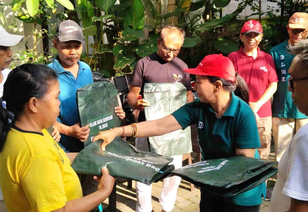 Petugas membagikan kantong sampah kepada masyarakat sebagai bagian dari program pengelolaan lingkungan.