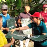 Petugas membagikan kantong sampah kepada masyarakat sebagai bagian dari program pengelolaan lingkungan.