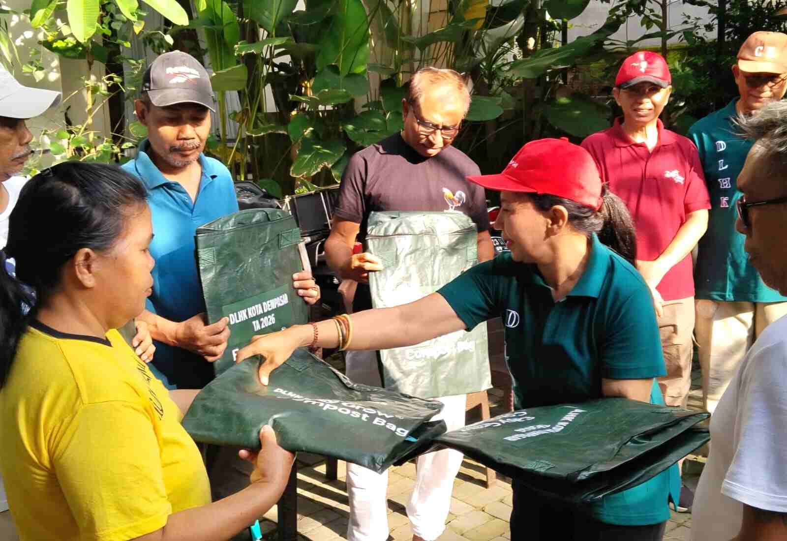 Petugas membagikan kantong sampah kepada masyarakat sebagai bagian dari program pengelolaan lingkungan.