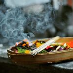 Suasana persembahan dalam tradisi Bali yang sarat makna spiritual.