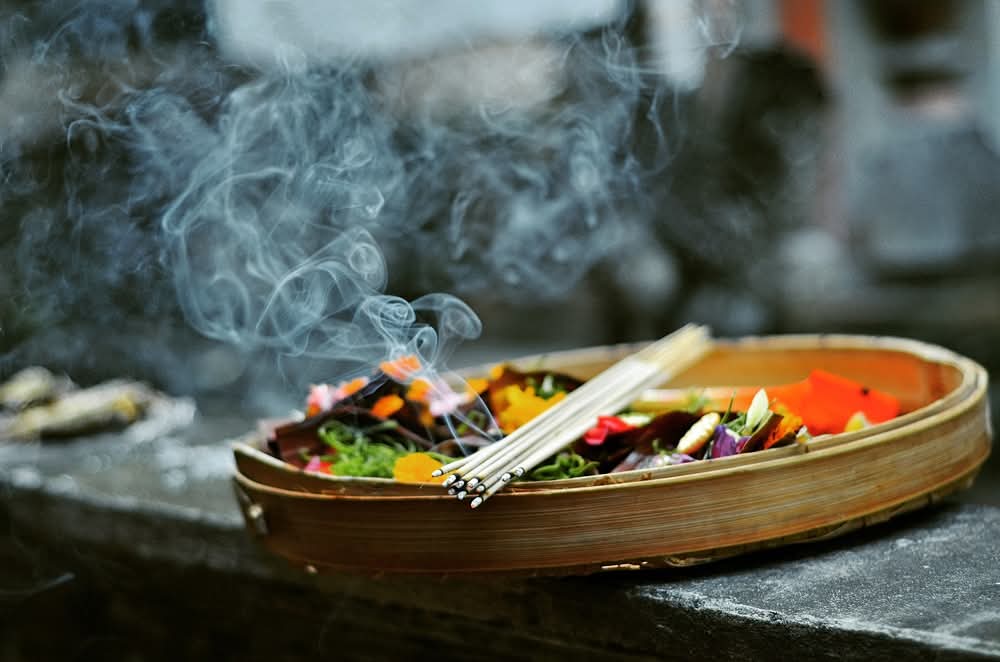 Suasana persembahan dalam tradisi Bali yang sarat makna spiritual.