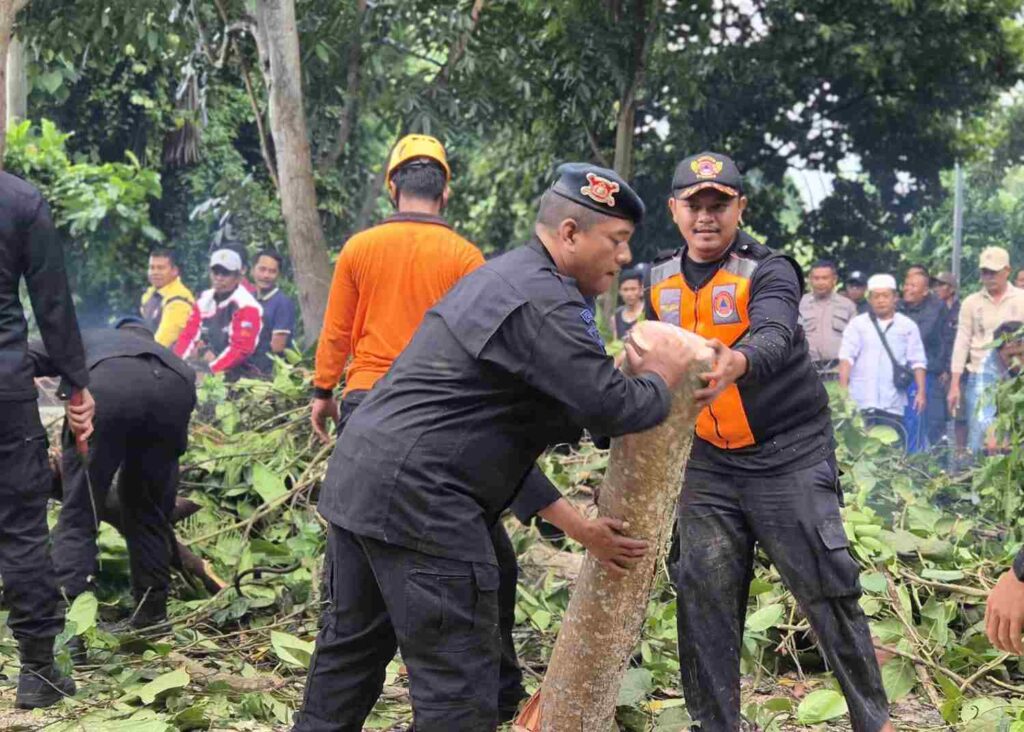 Personel Batalyon C Pelopor bersama aparat dan warga melakukan penanganan di lapangan.