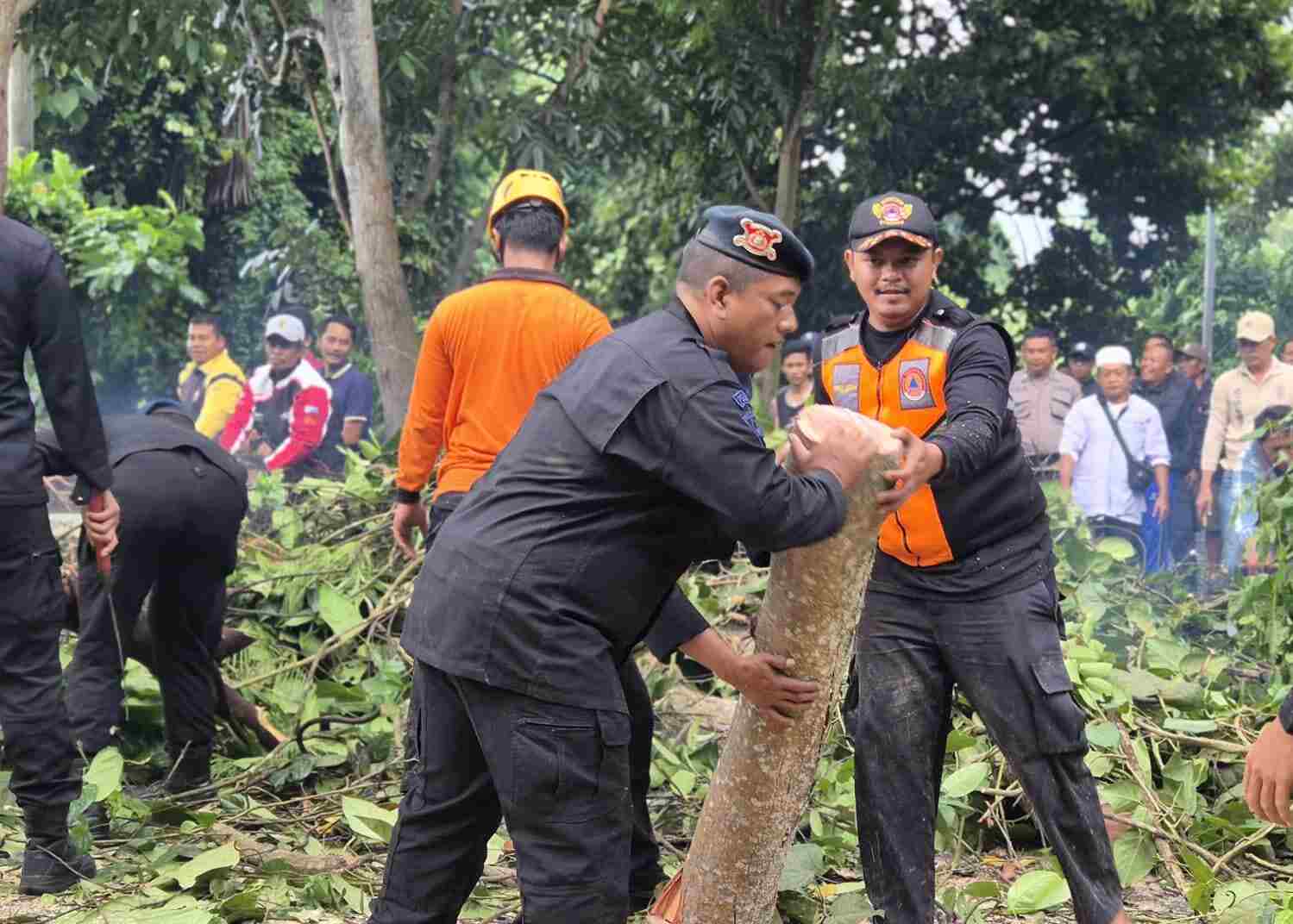 Personel Batalyon C Pelopor bersama aparat dan warga melakukan penanganan di lapangan.