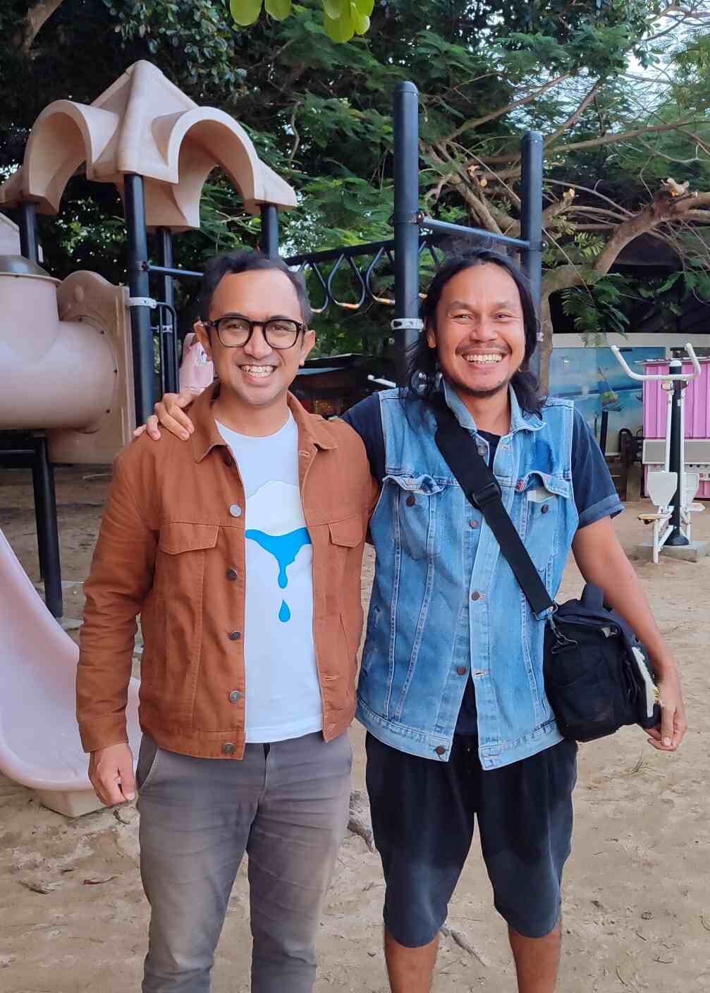 Momen pertemuan singkat yang menghadirkan kesan hangat dan reflektif.