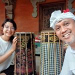 Wayan Aksara melatih Veronica asal Austria memainkan kendang Bali.