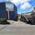 Mobil tangki air bersih memasuki kawasan perumahan di Ungasan.