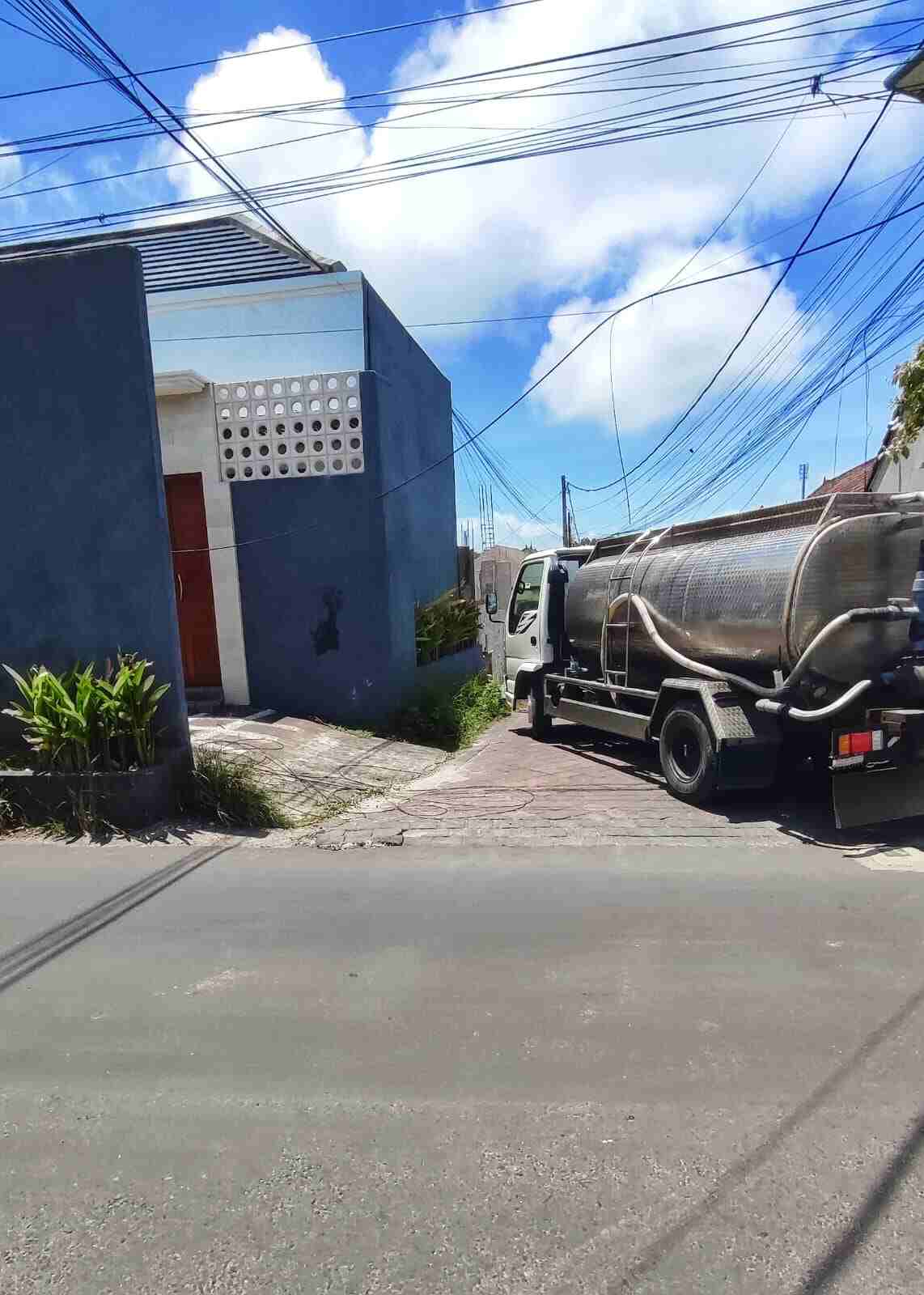 Mobil tangki air bersih memasuki kawasan perumahan di Ungasan.