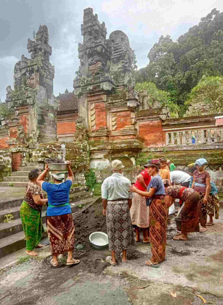 Aktivitas krama pengempon di lingkungan Pura Bukit Darma Durga Kutri.