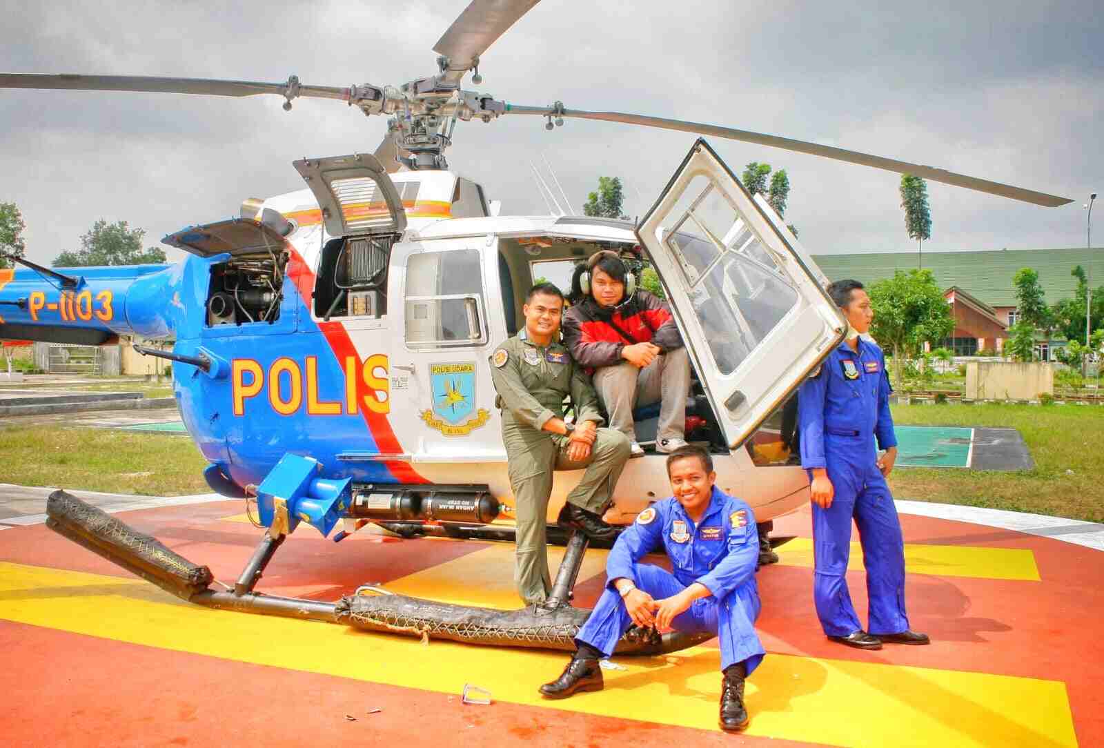 Seseorang memegang foto lama, merepresentasikan kenangan dan perjalanan waktu.