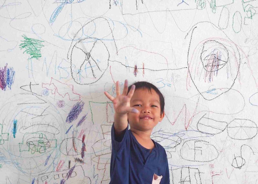 Gambar hasil coretan anak yang mencerminkan imajinasi dan perasaan mereka.