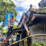 Personel Brimob membantu warga terdampak cuaca ekstrem di Bali.