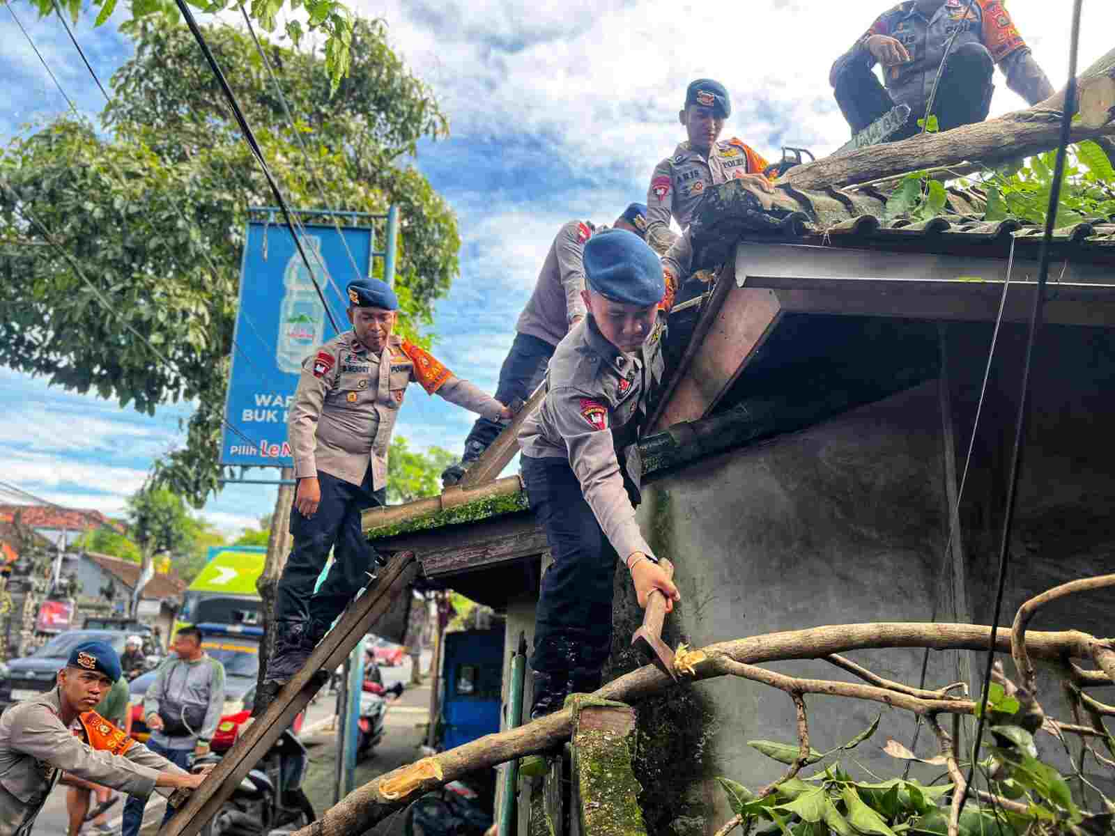 Personel Brimob membantu warga terdampak cuaca ekstrem di Bali.