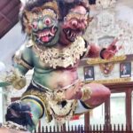 Patung atau karya seni dua wajah yang melambangkan keseimbangan dalam kehidupan.