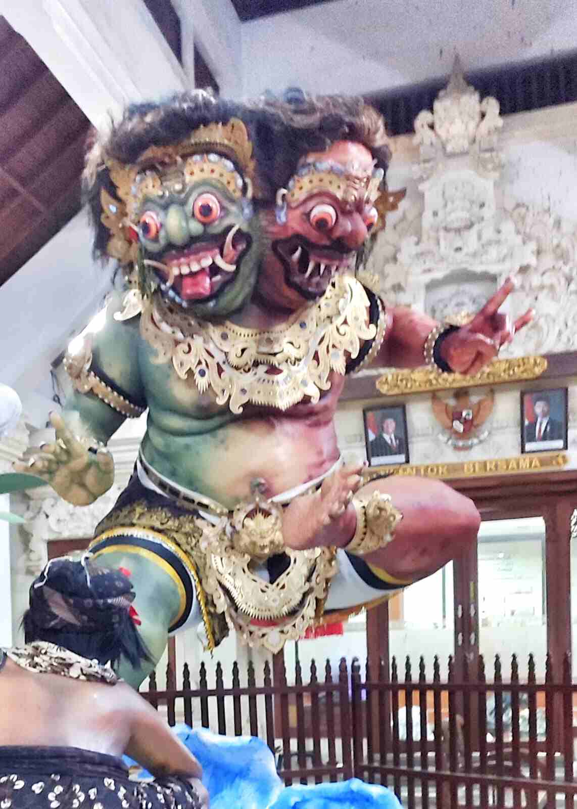 Patung atau karya seni dua wajah yang melambangkan keseimbangan dalam kehidupan.