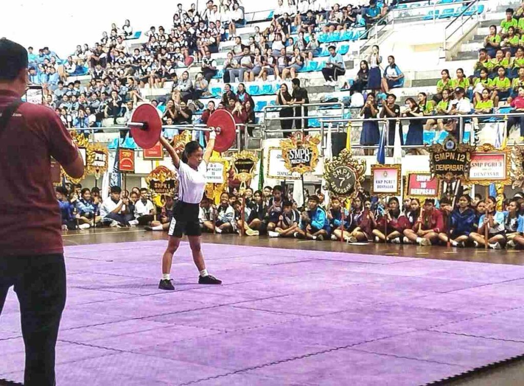 Atlet menampilkan demonstrasi angkat besi dan seni bela diri di acara pembukaan.