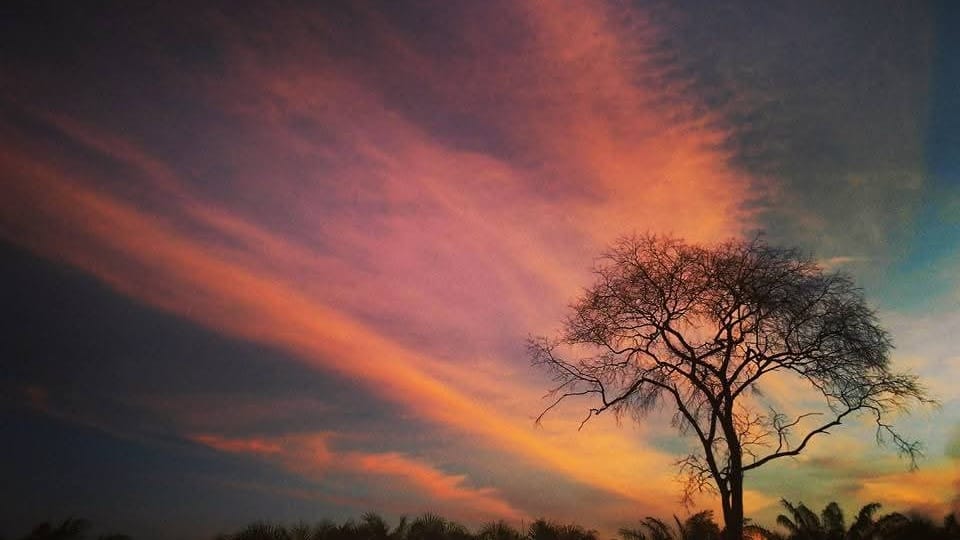 Langit senja dengan gradasi warna yang indah menjelang malam.