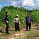 Babinsa Desa Penarungan bersama tim melakukan survei lokasi rencana tempat penampungan dan pengolahan sampah kompos