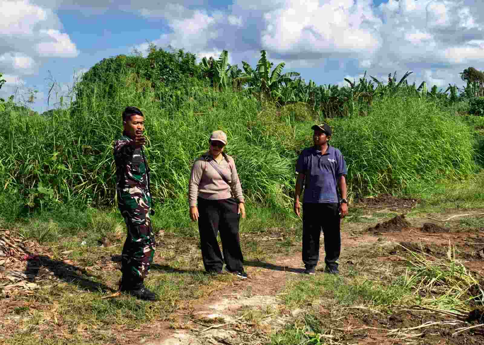 Babinsa Desa Penarungan bersama tim melakukan survei lokasi rencana tempat penampungan dan pengolahan sampah kompos