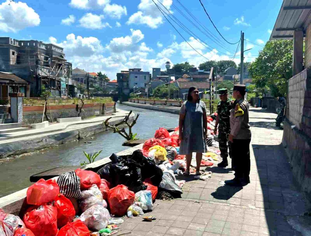 Babinsa dan Bhabinkamtibmas bersama Linmas serta petugas kebersihan berkoordinasi di lingkungan masyarakat