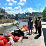 Babinsa dan Bhabinkamtibmas bersama Linmas serta petugas kebersihan berkoordinasi di lingkungan masyarakat