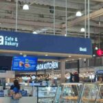 Suasana pengunjung berbelanja di LOTTE Mart Wholesale Bali dengan aktivitas yang ramai dan tertata