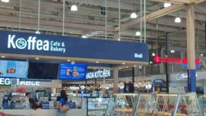 Suasana pengunjung berbelanja di LOTTE Mart Wholesale Bali dengan aktivitas yang ramai dan tertata