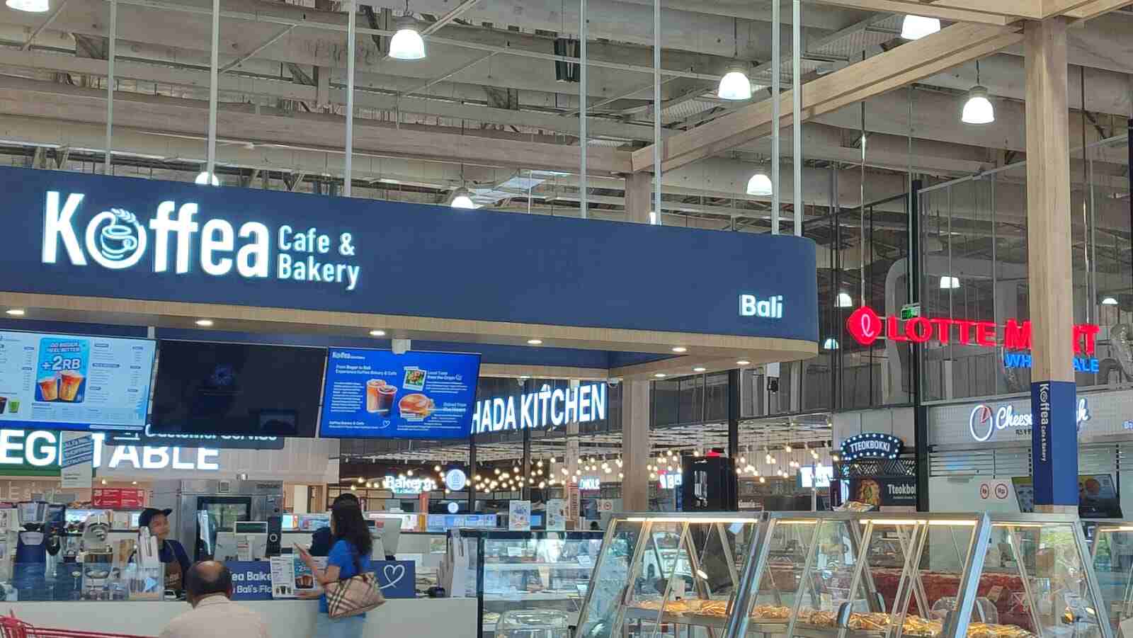 Suasana pengunjung berbelanja di LOTTE Mart Wholesale Bali dengan aktivitas yang ramai dan tertata