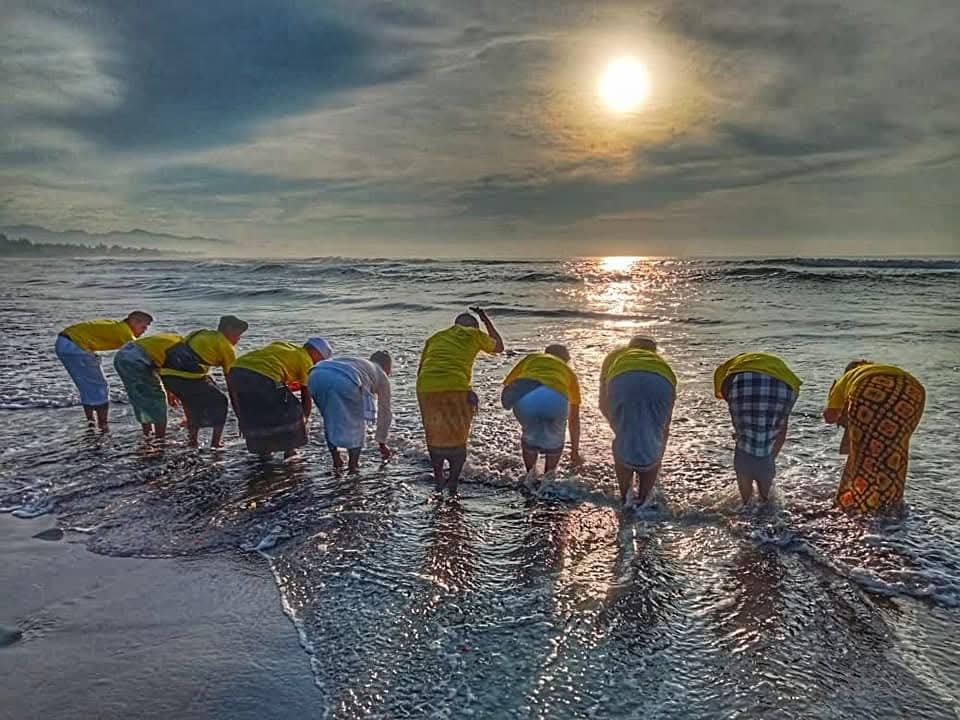 Umat Hindu melaksanakan ritual Banyu Pinaruh di sumber air dengan suasana khidmat.